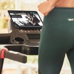 Reebok GT40z Klapp-Laufband -Cardio Fitness Verkäufe reebok gt40z klappbares laufband lifestyle frau 2 2023