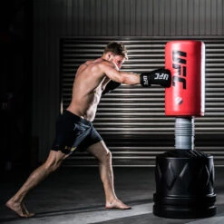 UFC Standboxsack CONTENDER -Cardio Fitness Verkäufe ufc standboxsack contender lifestyle man 2 1000x1000 2022