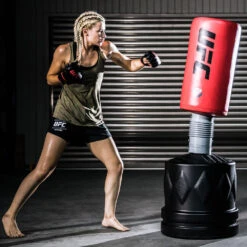 UFC Standboxsack CONTENDER -Cardio Fitness Verkäufe ufc standboxsack contender lifestyle woman 1000x1000 2022